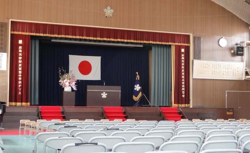 今日は息子の小学校の卒業式