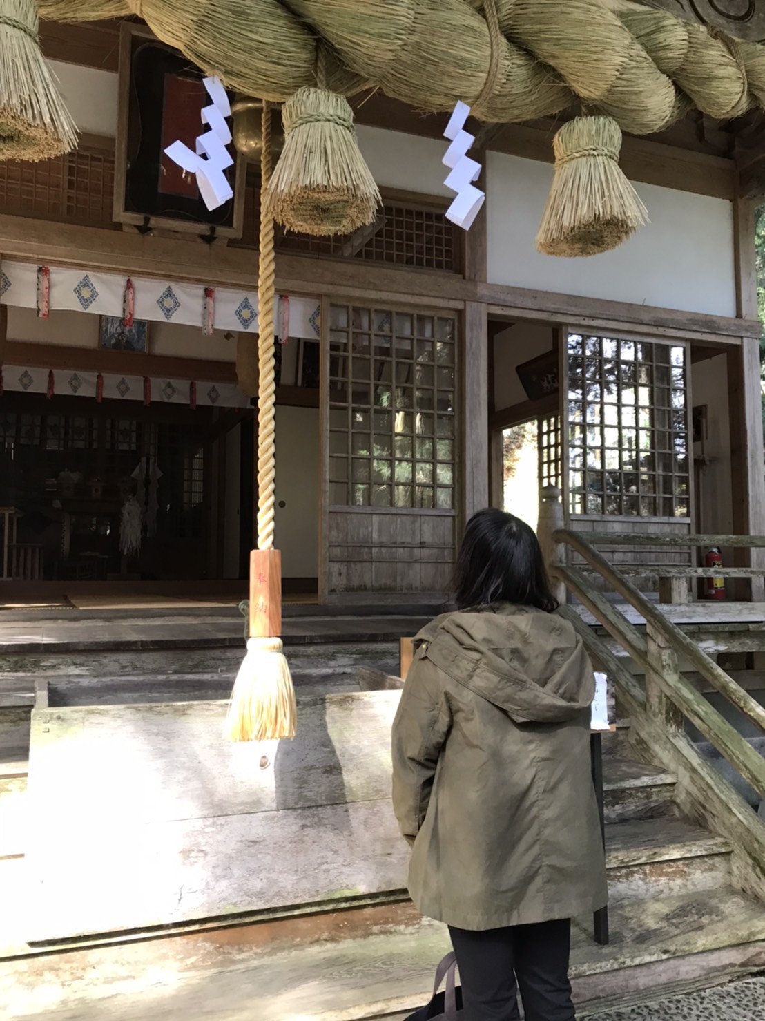守護神イザナミノミコトが祀られている熊野神社に参拝する妻