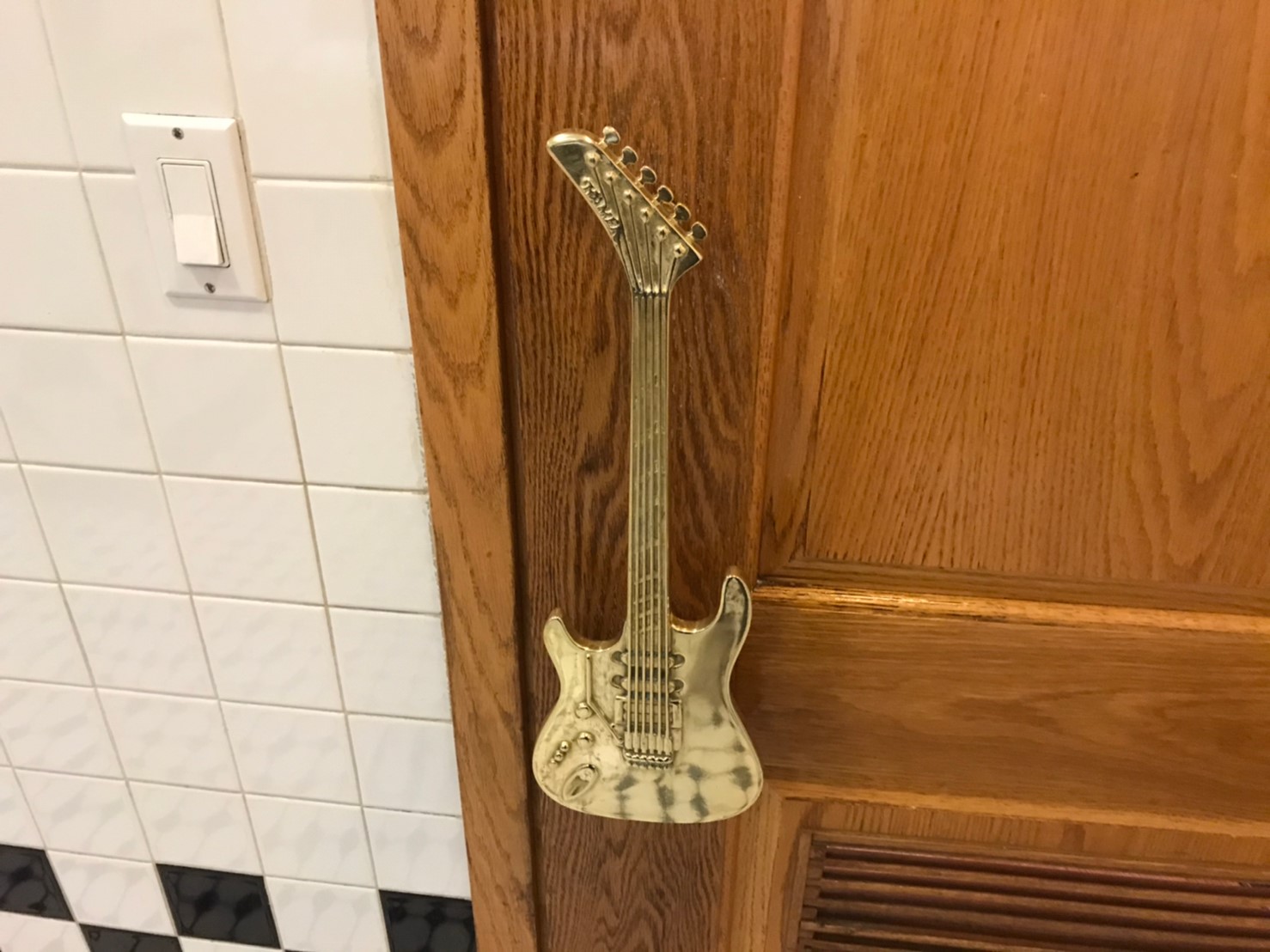 トイレのドアのノブがギター