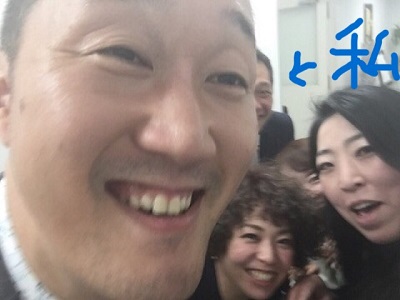 4人が写っている写真