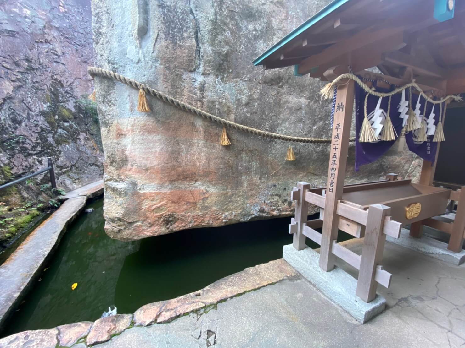 生石神社の浮石