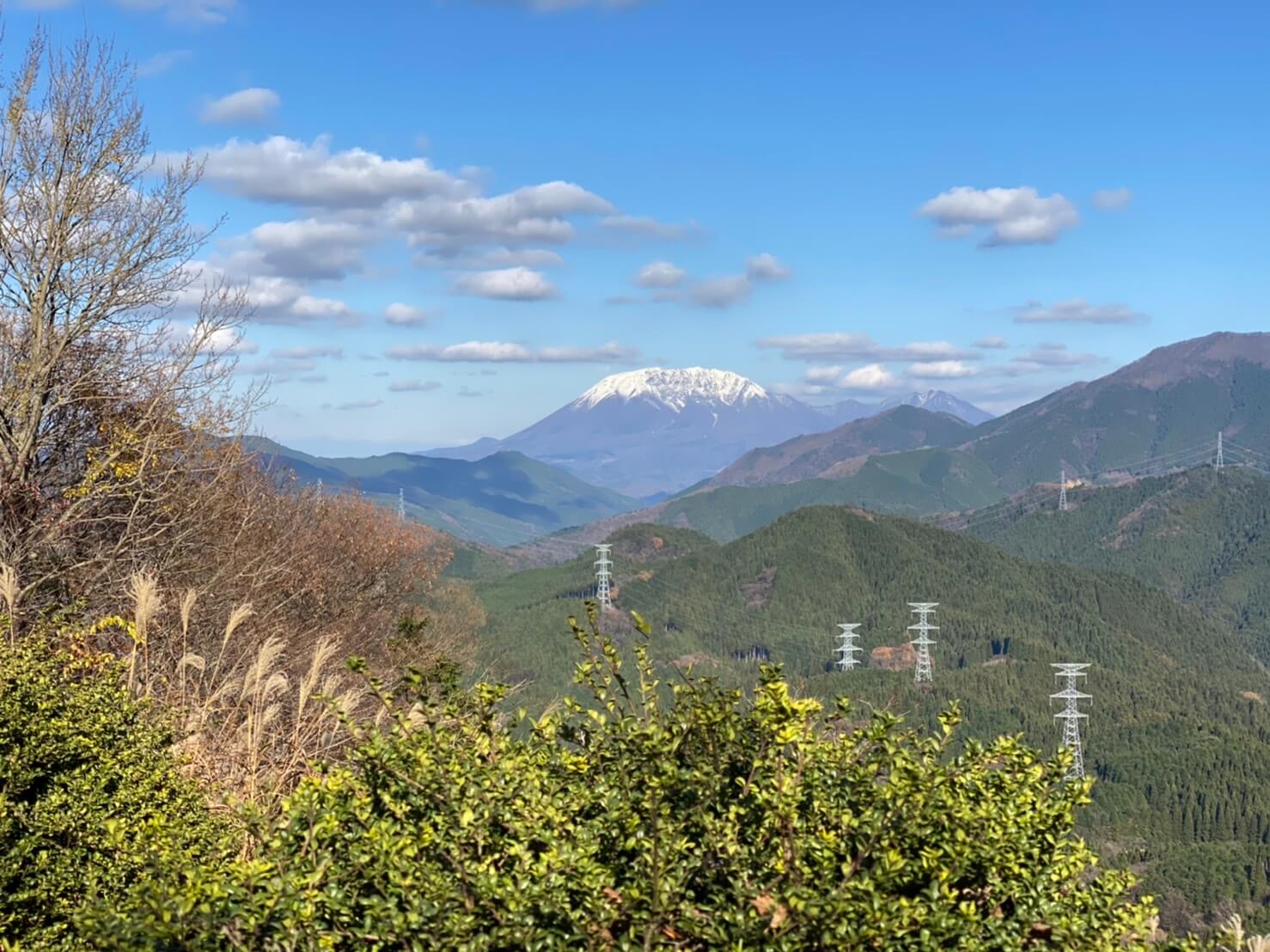 雪の積もった山